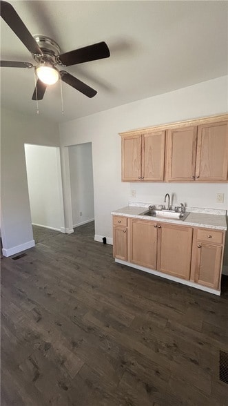 Building Photo - 424 W 7th Ave