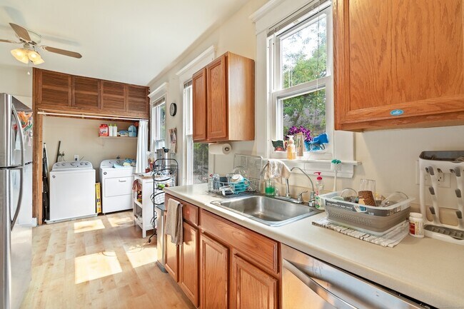 Building Photo - 253 W Elm St