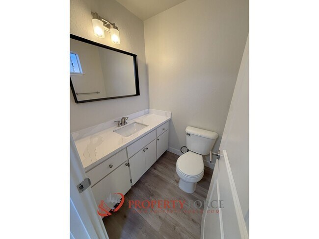 Building Photo - 946 Tamarack Ln