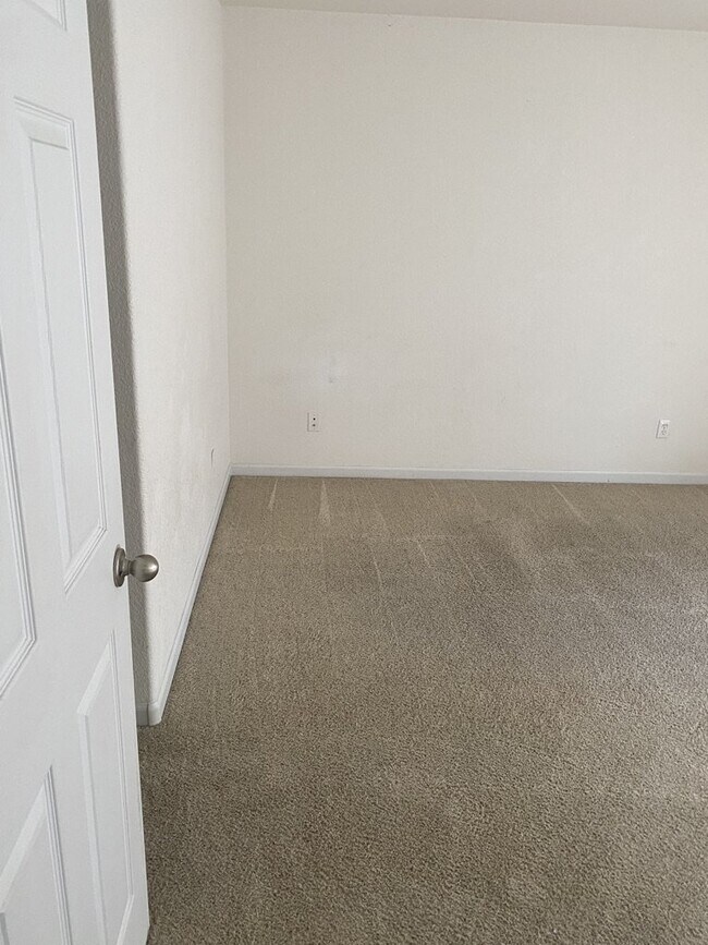 Building Photo - AVAILABLE SEPTEMBER! Charming Townhome in ...