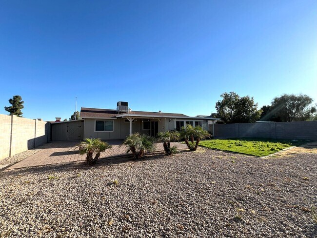 Building Photo - REMODELED 3 BEDROOM PLUS BONUS ROOM/BEDROOM. GREAT BACKYARD