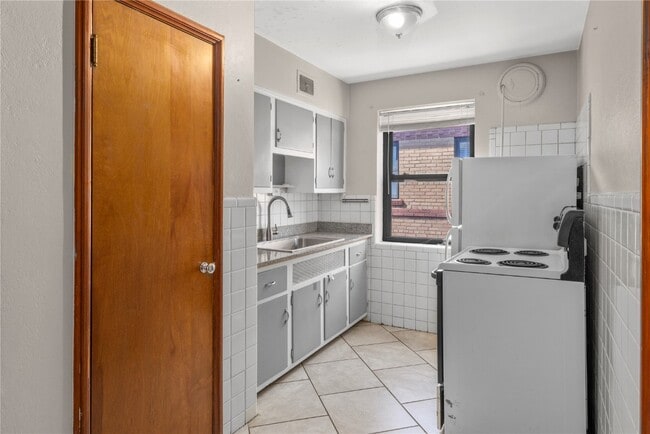 Building Photo - 4931 Jamieson Ave