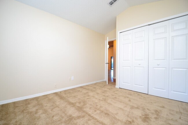 Building Photo - Gorgeous fully upgraded pool home in Ovied...