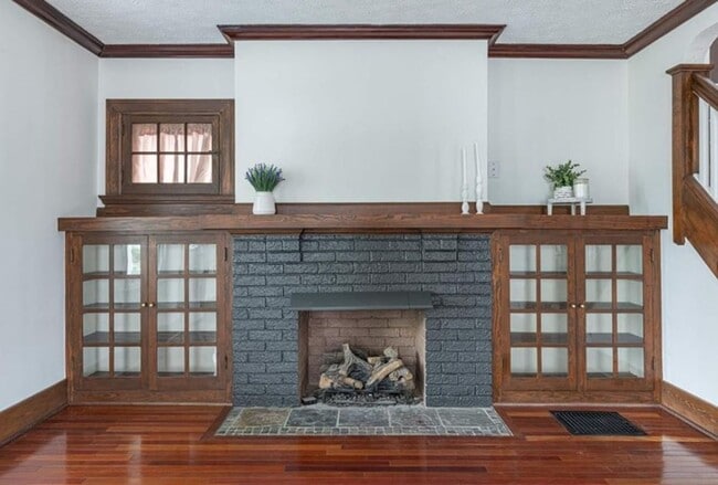 Building Photo - *MOVE IN SPECIAL* Beautifully remodeled 3-...