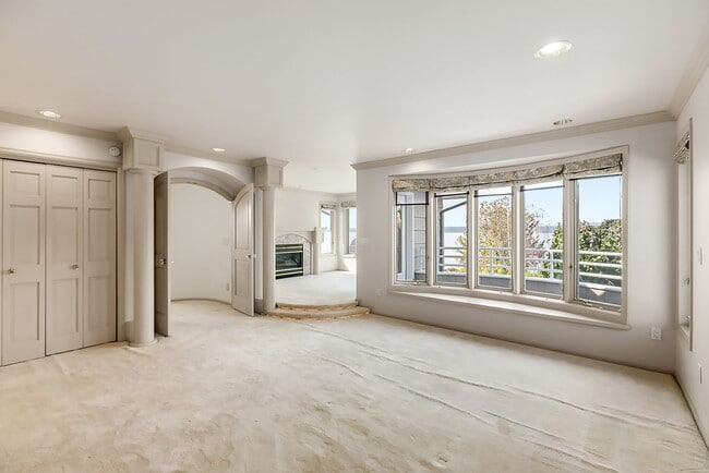 Building Photo - Normandy Park House: Picturesque Views, Sp...