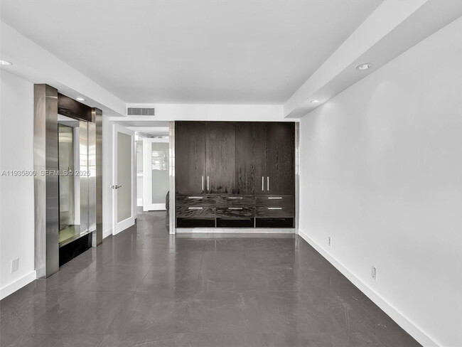 Building Photo - 6770 Indian Creek Dr