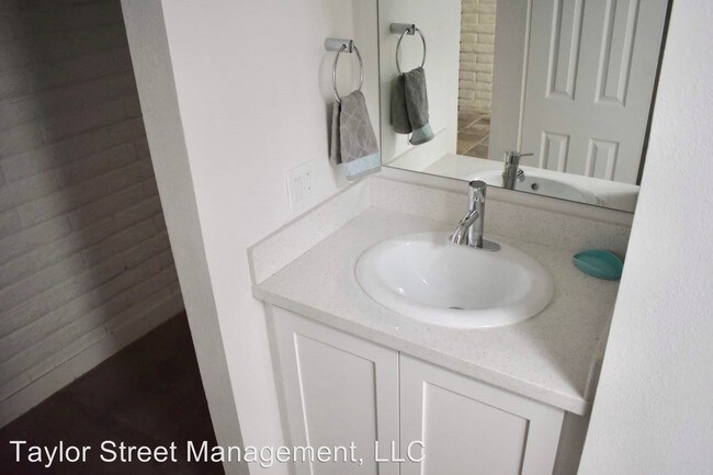 Building Photo - 328 E Willetta St