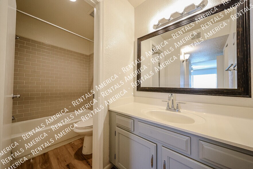 Building Photo - 2146 W Isabella Ave