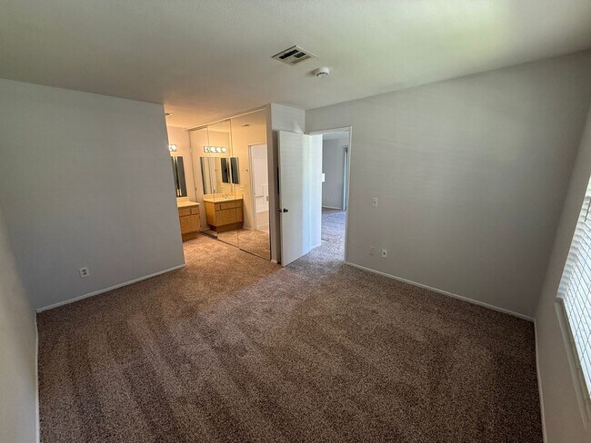 Building Photo - 1 Bed, 1 Bath Condo - Fireplace + Private ...