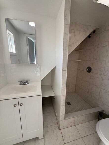 Building Photo - 397 Clifton Ave