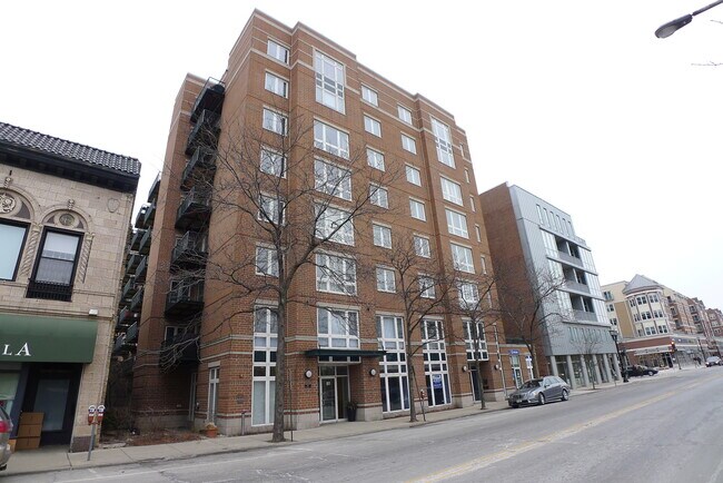 Primary Photo - 811 Chicago Ave