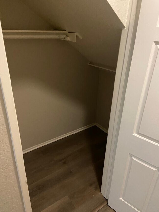 PET/STORAGE AREA - 125 N Cabrillo Ave