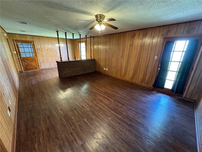 Building Photo - 24 Bethel Forest Dr S