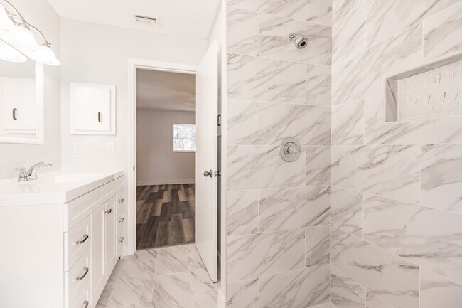 Building Photo - 11065 Waterford Ave