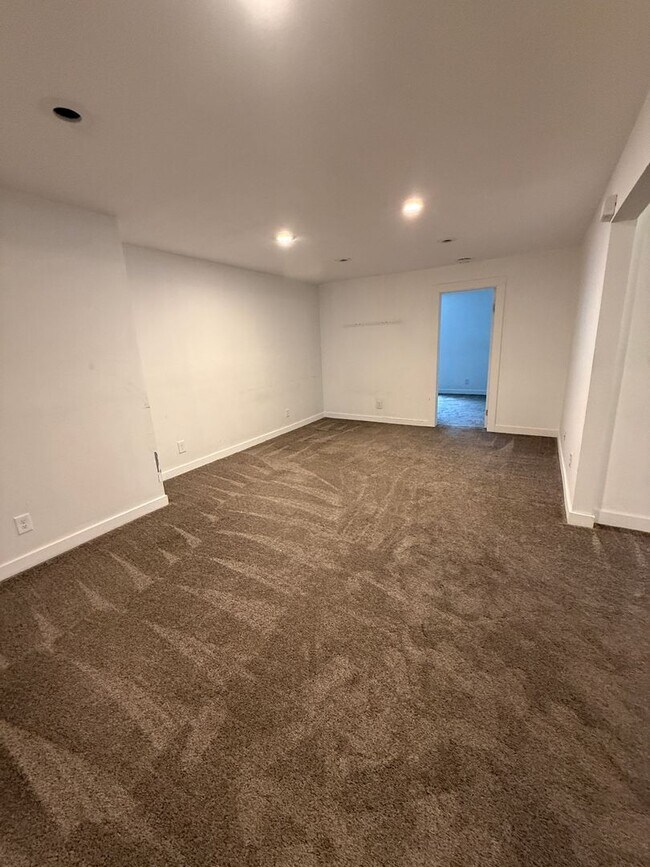 Building Photo - Massive 6-Bed Rambler with 2 Kitchens & 2 Laundries!