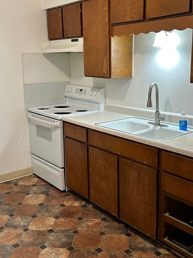 Building Photo - 668 Cedar St