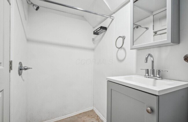 Building Photo - 1066 Kelton Ave