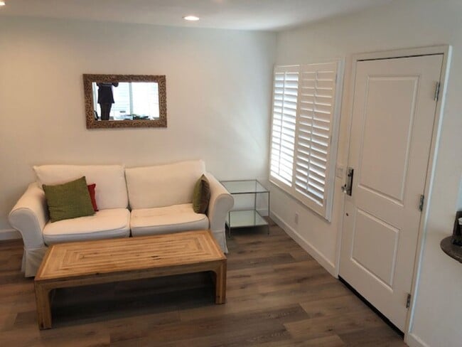Building Photo - 2 bedroom, 1 bath townhome in great location