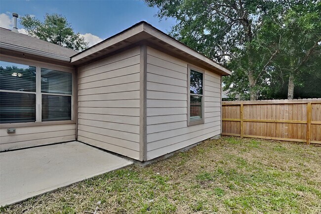Building Photo - 804 Lovebug Ln