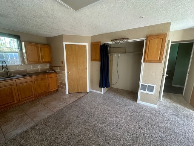 Building Photo - One bedroom, One bathroom front/back duplex. Pet Friendly! Located in Scottsbluff!