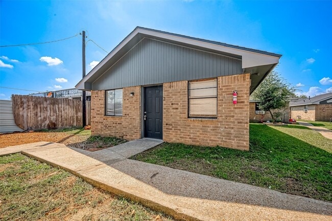 Building Photo - 8814 Manus St