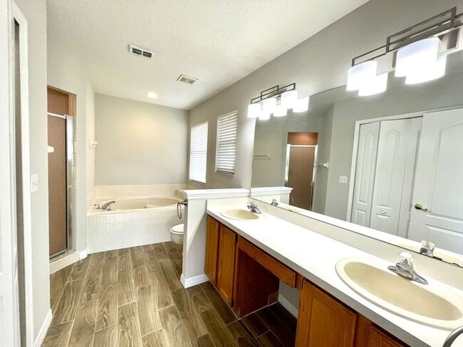 Building Photo - Cute 4/2 EAST Orlando Home in Wedgefield!