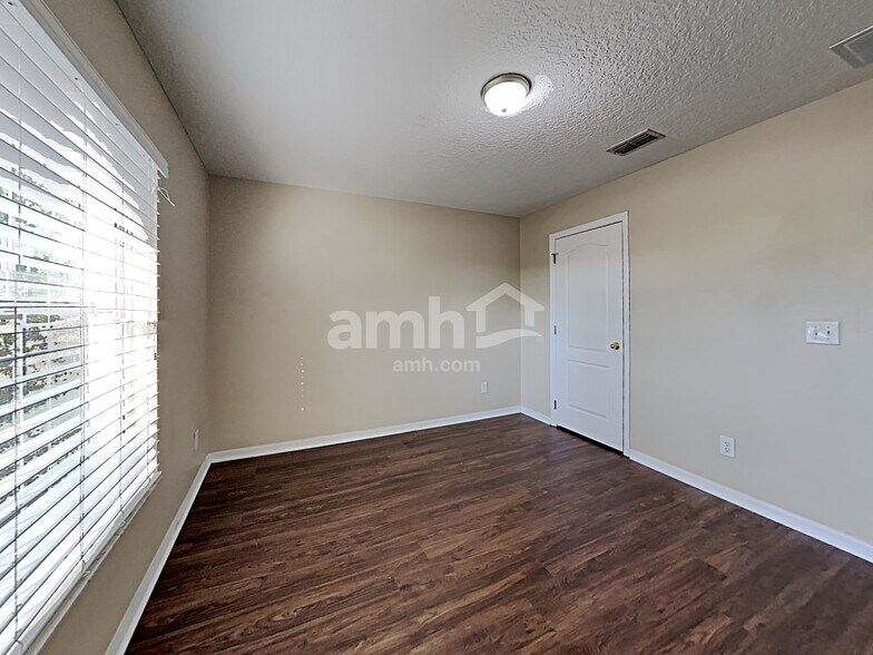 Building Photo - 660 Winding Lake Dr