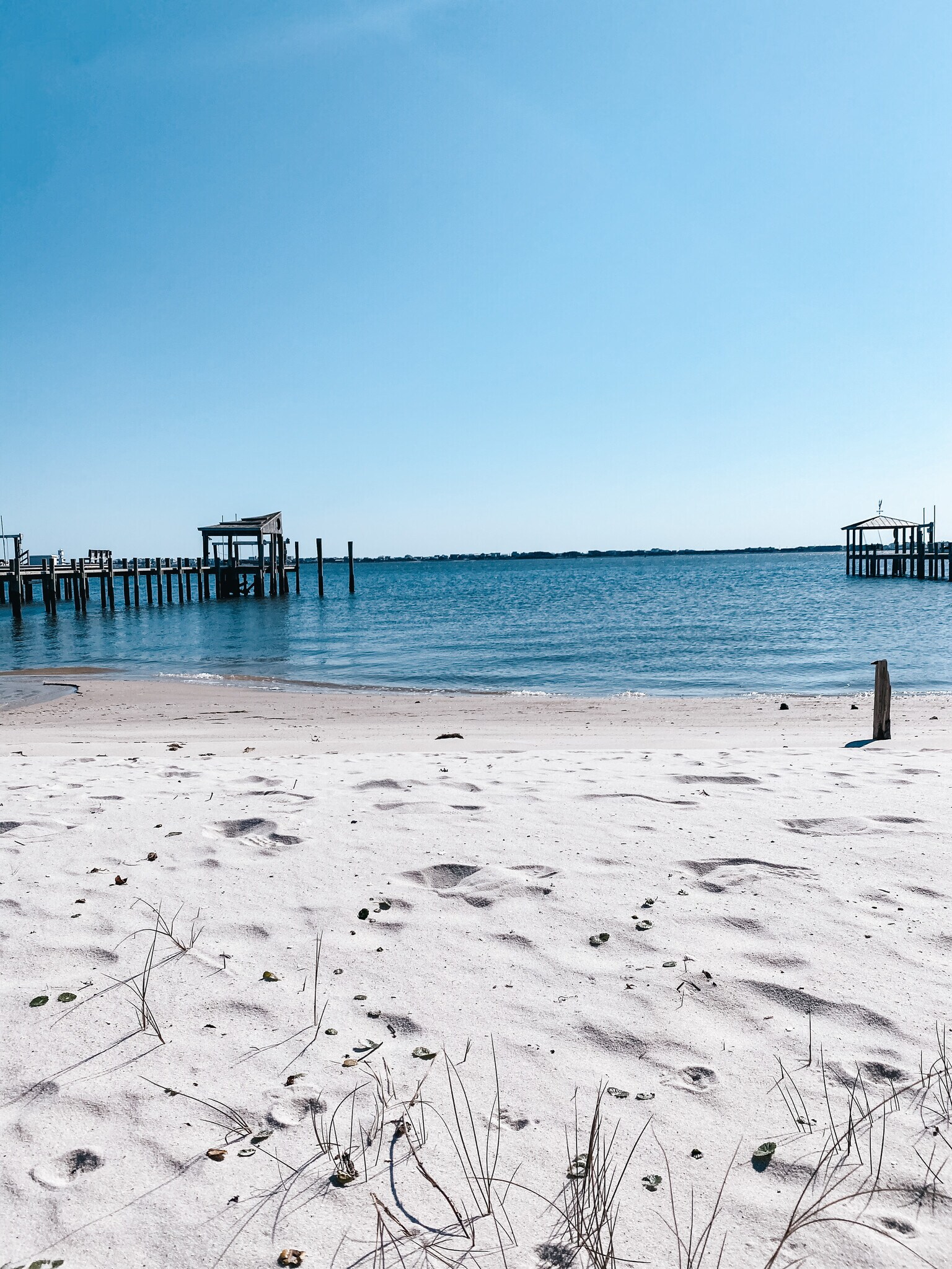 Brand new beach cottage! Public beach access at end of the street (4 min walk)! - 103 S 13th St