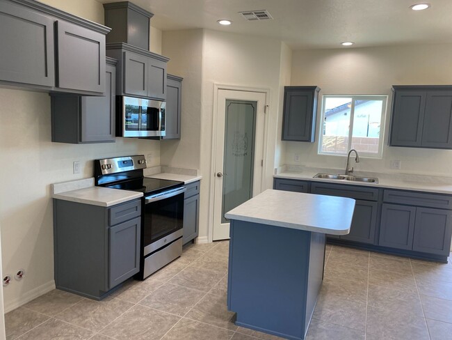 Building Photo - 2 Bedroom in a Gated Community