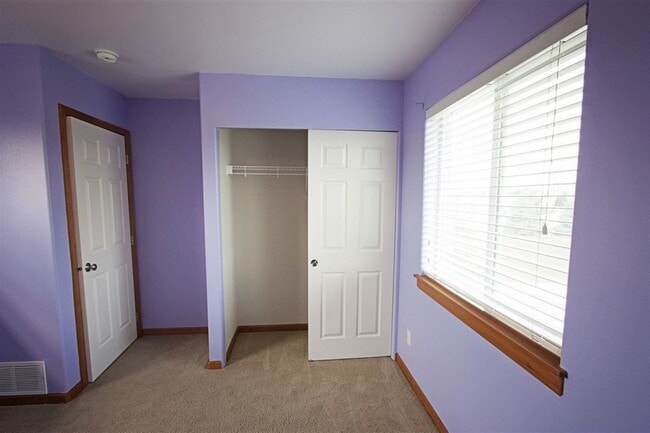Building Photo - Beautiful 3 bedroom 2 1/2 bath home availa...
