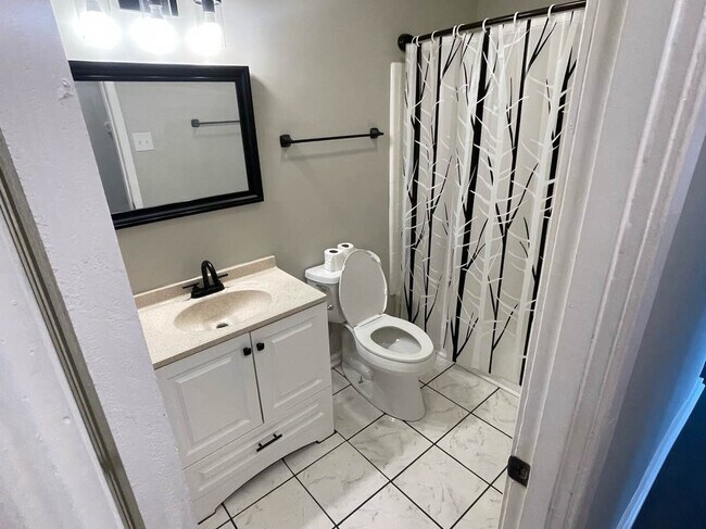 Building Photo - Room in House on Cricketeer Dr