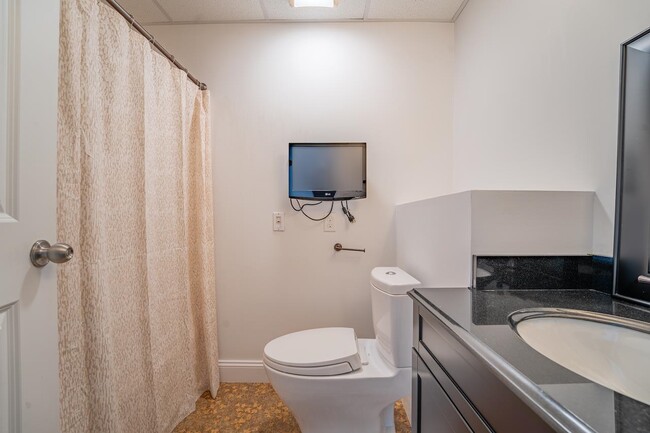Building Photo - 5 Lowther Pl