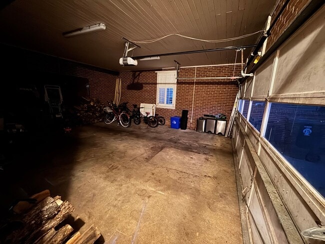 Building Photo - 906 Crescent Cir