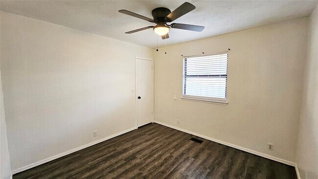 Building Photo - 9005 Tracy Dr