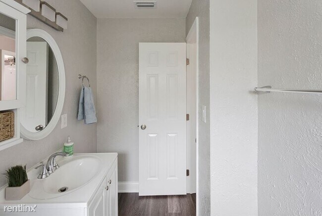 Building Photo - 3104 W San Juan St