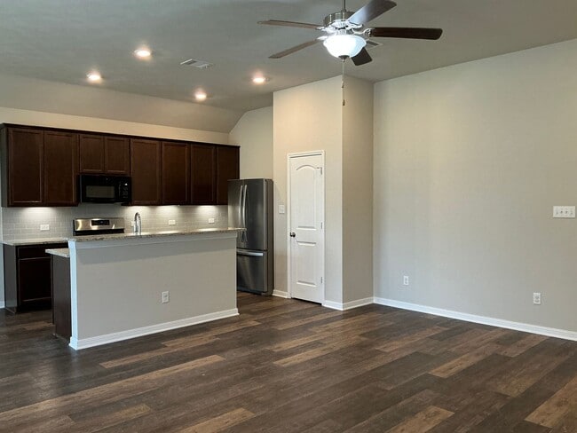 Building Photo - AVAILABLE NOW! 4-Bed 3-bath in Creek Meadows