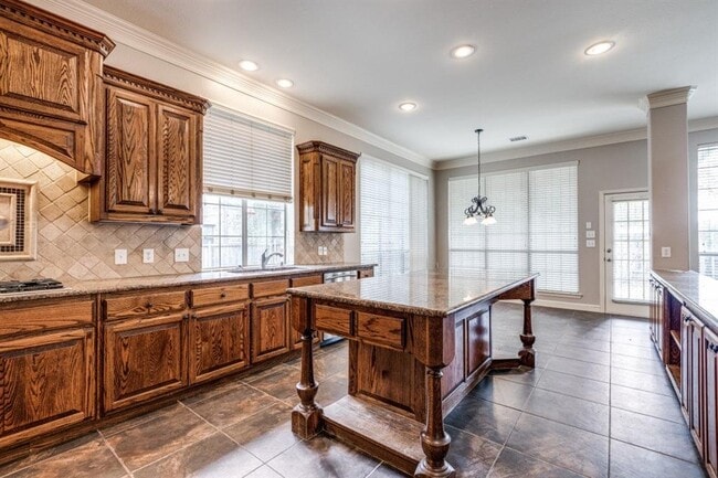 Building Photo - 7701 Thistledown Dr