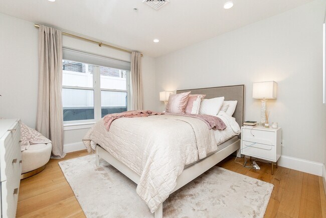 Building Photo - 545 E 3rd St