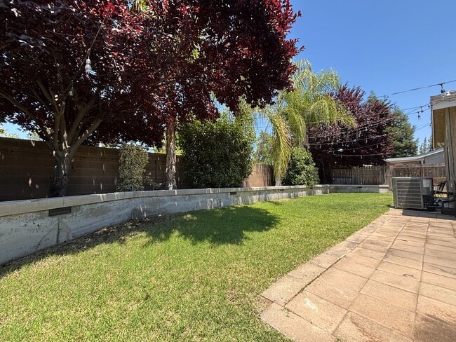 Building Photo - Beautiful 3-Bedroom Home in Sought-After C...