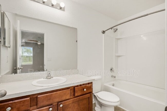 Building Photo - 425 Servia Dr