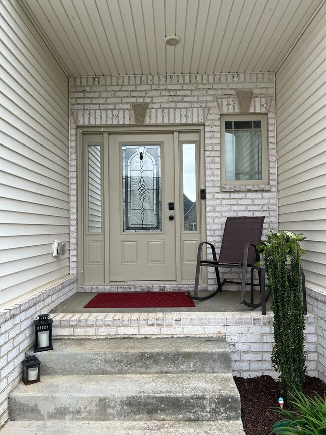 Building Photo - Georgous Large Open Floor Plan Home with Easy Commute to Nashville