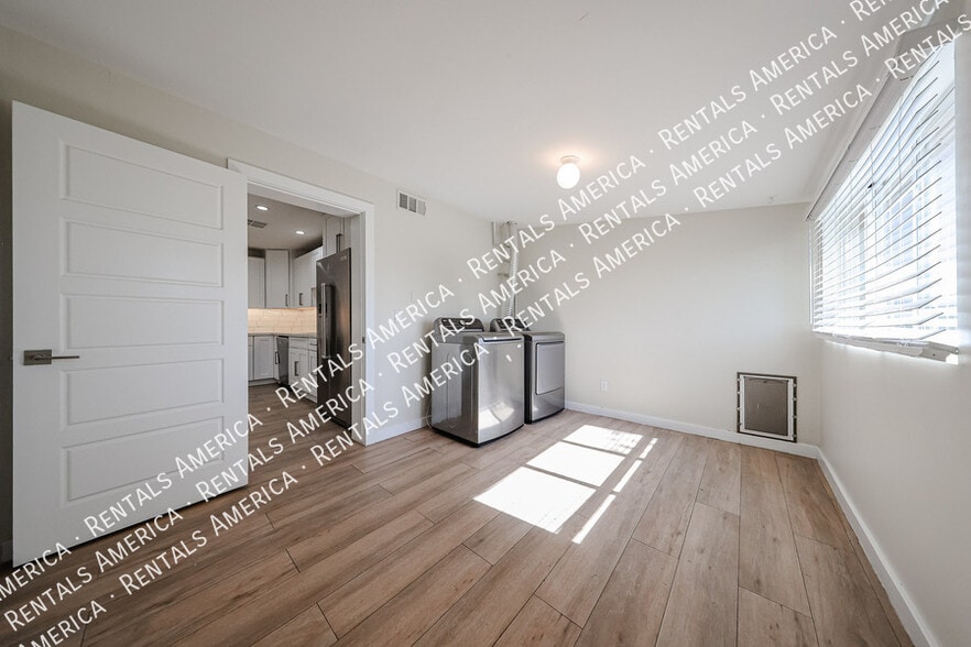 Building Photo - 105 E Hermosa Dr