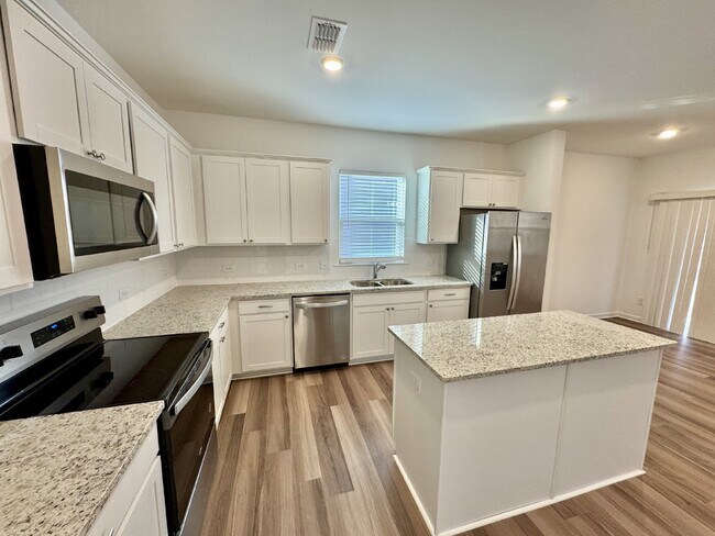 Building Photo - Like New 5 Bedroom Home with Community Amenities