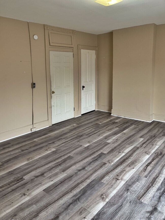 Building Photo - 516 W Allen St