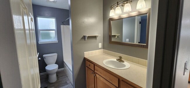 Building Photo - Beautiful 3 Bed, 2 Bath Home w/ Office in ...