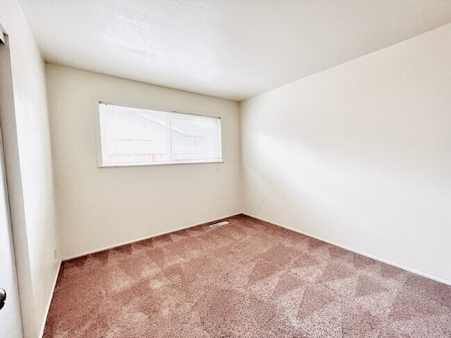Building Photo - Move-In Ready 4BD/2BA Single Story, Ranch-...