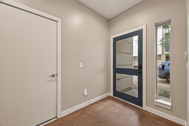 Building Photo - 1112 Columbus St