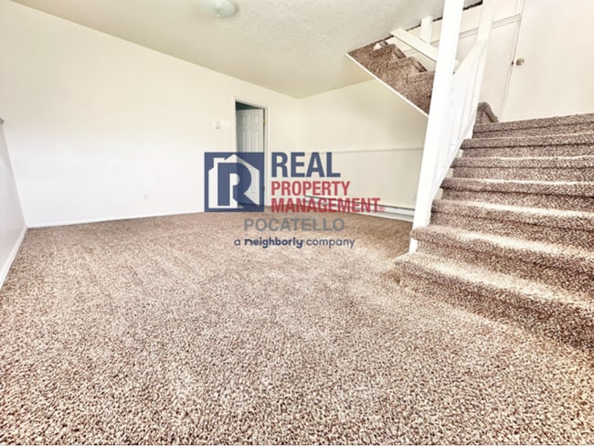 Building Photo - Updated 3 Bedroom 2 bath Townhome