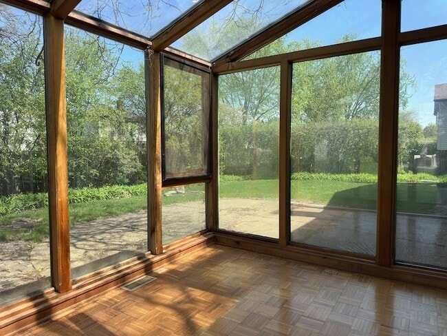 Building Photo - 1920 E Peachtree Dr