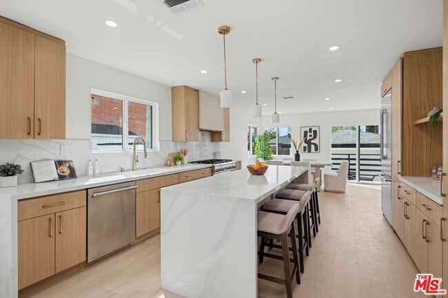 Building Photo - 2831 Overland Ave